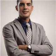 Docente de nivel primario enseñando Matemáticas y Ciencias Naturales